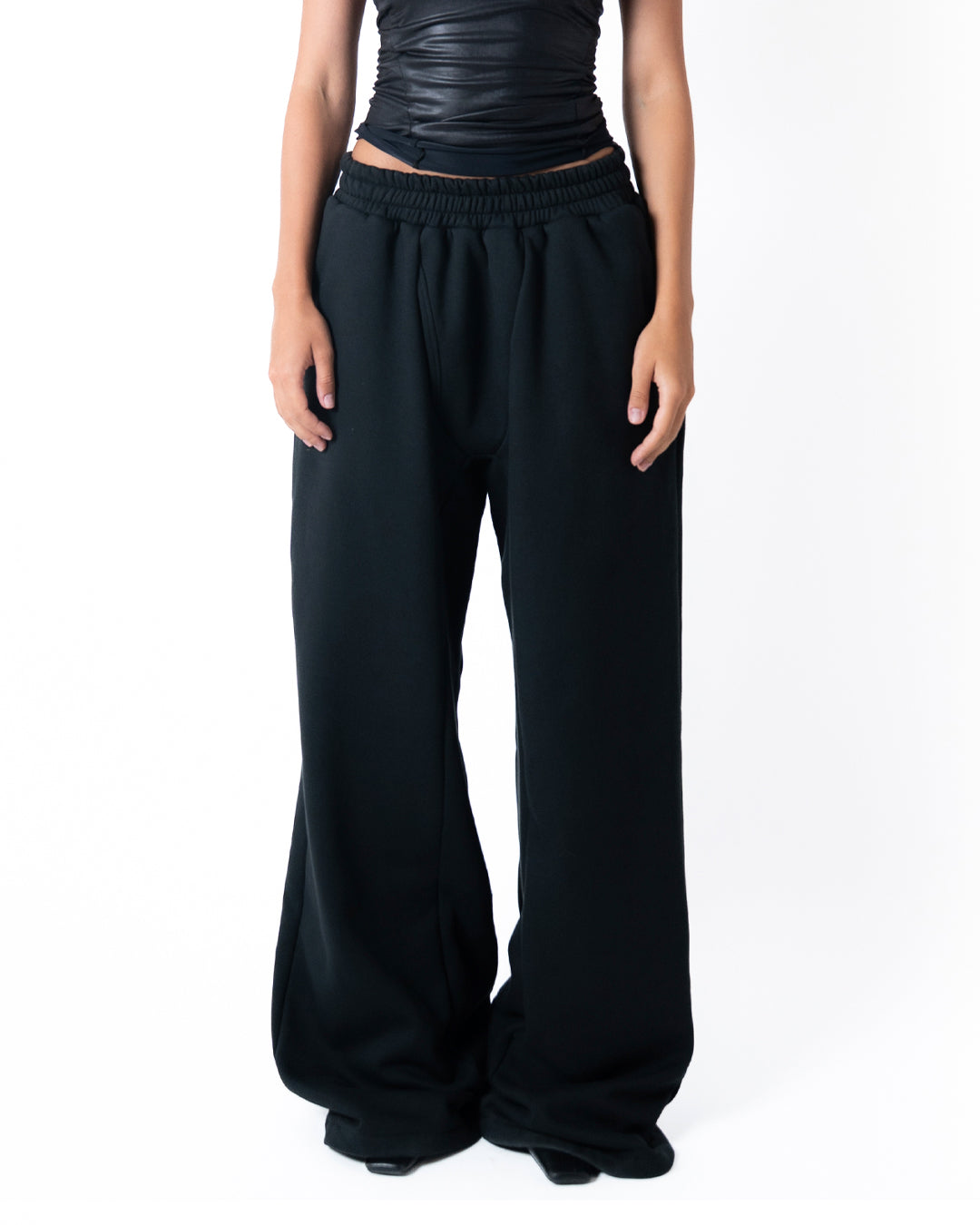 GLOSSY SWEATPANTS IN BLACK BLUE